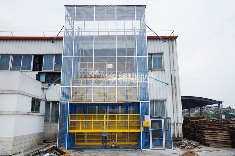操作人员使用升降机符合操作规程吗？